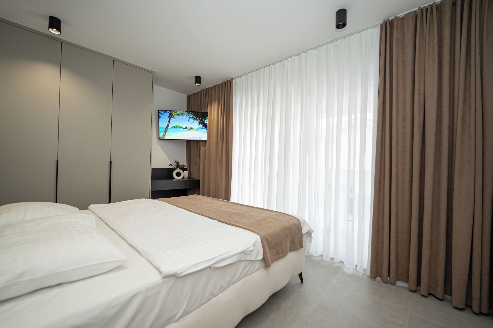 Deluxe Penthouse, 3 Bedrooms, Garden View | In-room safe, iron/ironing board, free WiFi