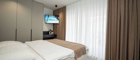 Deluxe Penthouse, 3 Bedrooms, Garden View | In-room safe, iron/ironing board, free WiFi