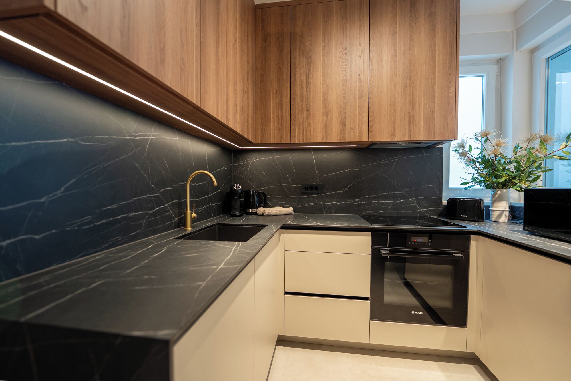 Deluxe Penthouse, 3 Bedrooms, Garden View | Private kitchen | Microwave, coffee/tea maker, electric kettle, toaster