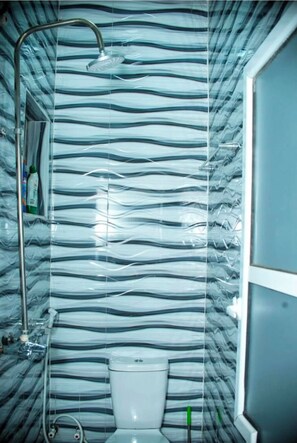 Bidet, towels, toilet paper - Superb 2-BR Duplex With 24HRS Pwr + Unlimited WiFi (Lagos)