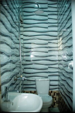 Bidet, towels, toilet paper - Superb 2-BR Duplex With 24HRS Pwr + Unlimited WiFi (Lagos)