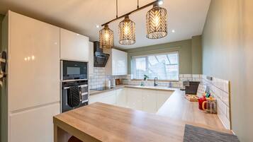 Kjøleskap, mikrobølgeovn, ovn og kokeplater