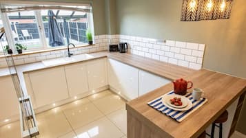 Frigorífico, microondas, horno y placa de cocina