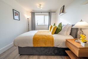 Een strijkplank/strijkijzer, wifi, beddengoed