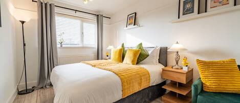 Een strijkplank/strijkijzer, wifi, beddengoed