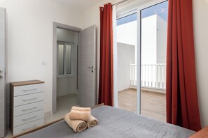 Loftsleilighet, byutsikt | Blendingsgardiner, strykejern/-brett og wi-fi (inkludert)