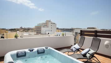 Loftsleilighet, byutsikt | Utendørs boblebad