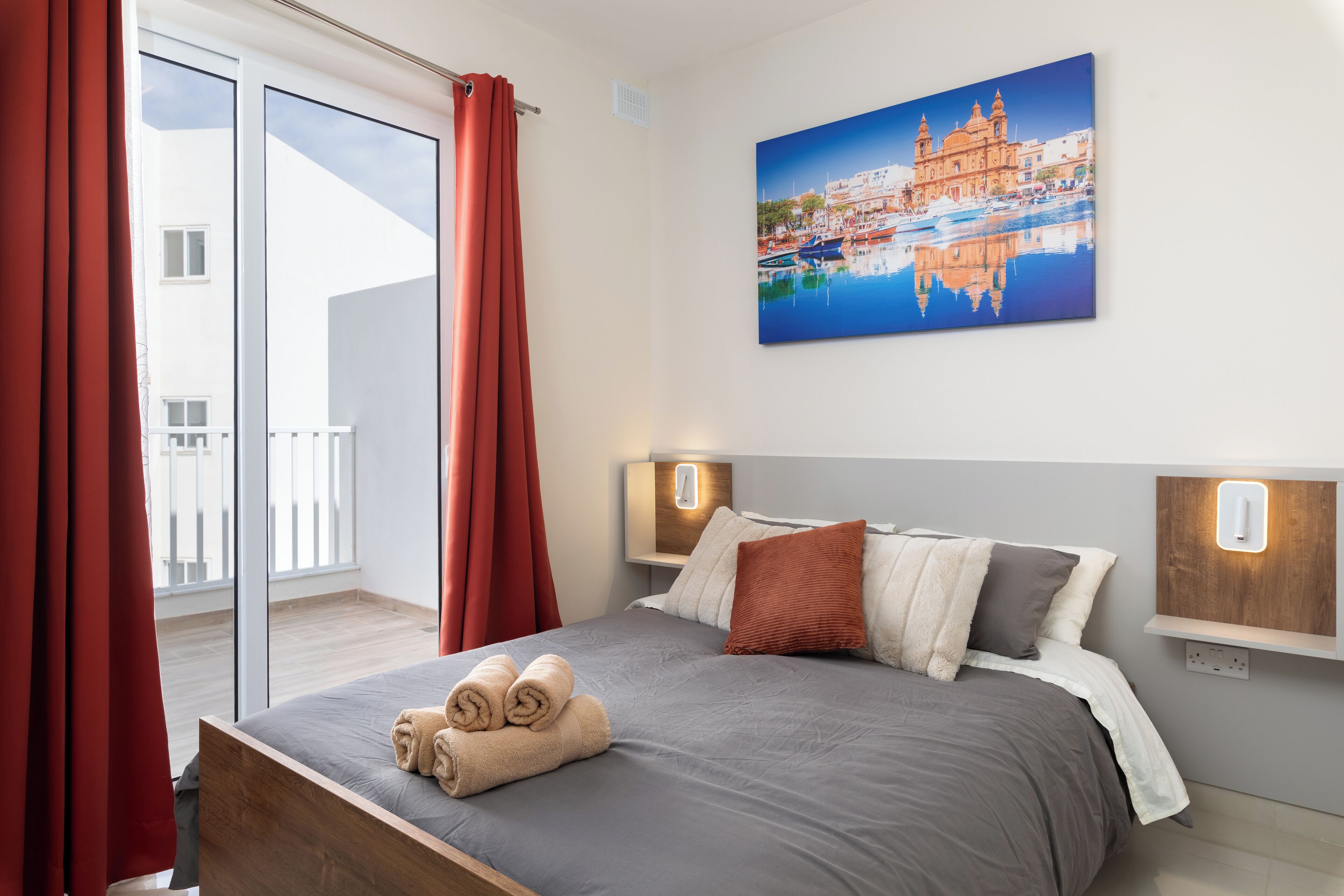 Loftsleilighet, byutsikt | Blendingsgardiner, strykejern/-brett og wi-fi (inkludert)