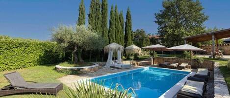 Sesongbasert utendørsbasseng