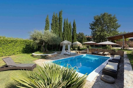 Una piscina al aire libre de temporada. Le Château B&B