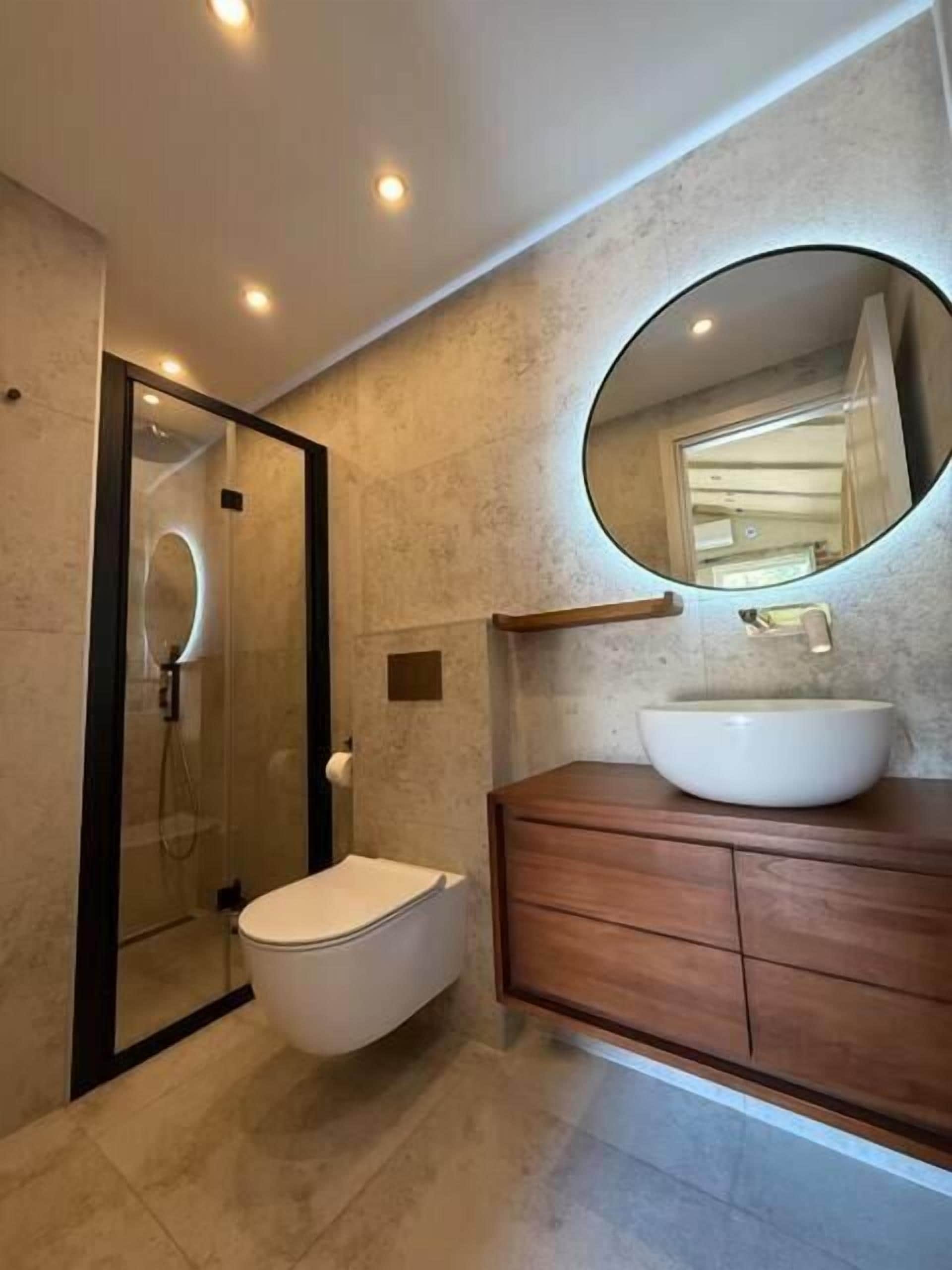 Artículos de tocador gratuitos, secador de pelo, toallas, jabón