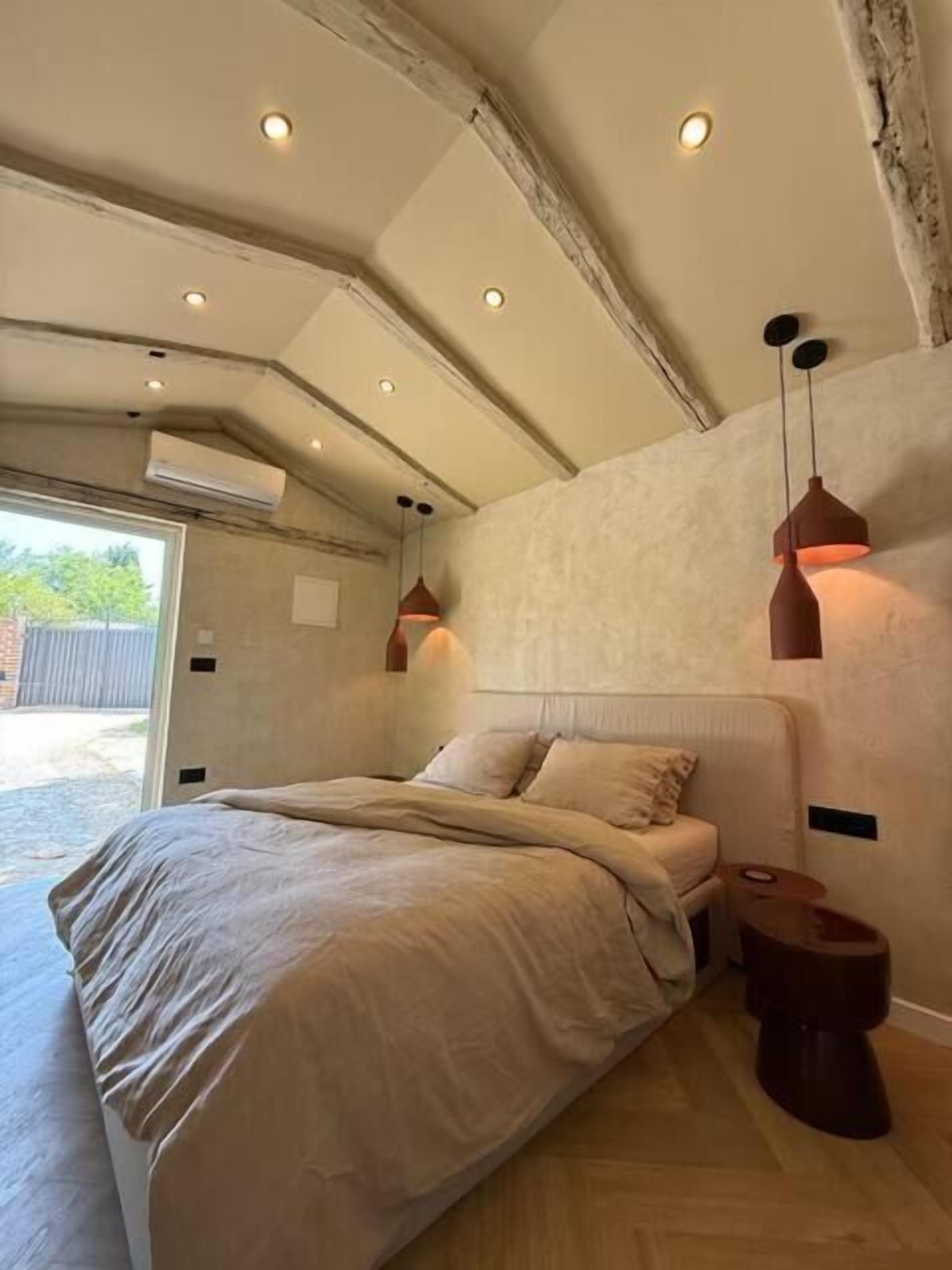 Quarto casal superior, vista para a piscina | Frigobar, cortinas blackout, Wi-Fi de cortesia