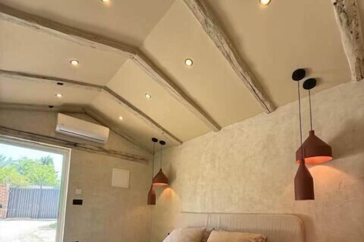 Quarto casal superior, vista para a piscina | Frigobar, cortinas blackout, Wi-Fi de cortesia