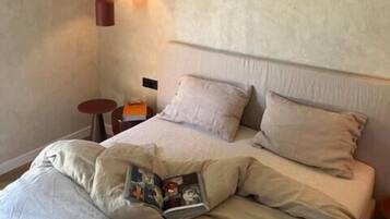 Premium bedding, minibar, blackout curtains, free cots/infant beds