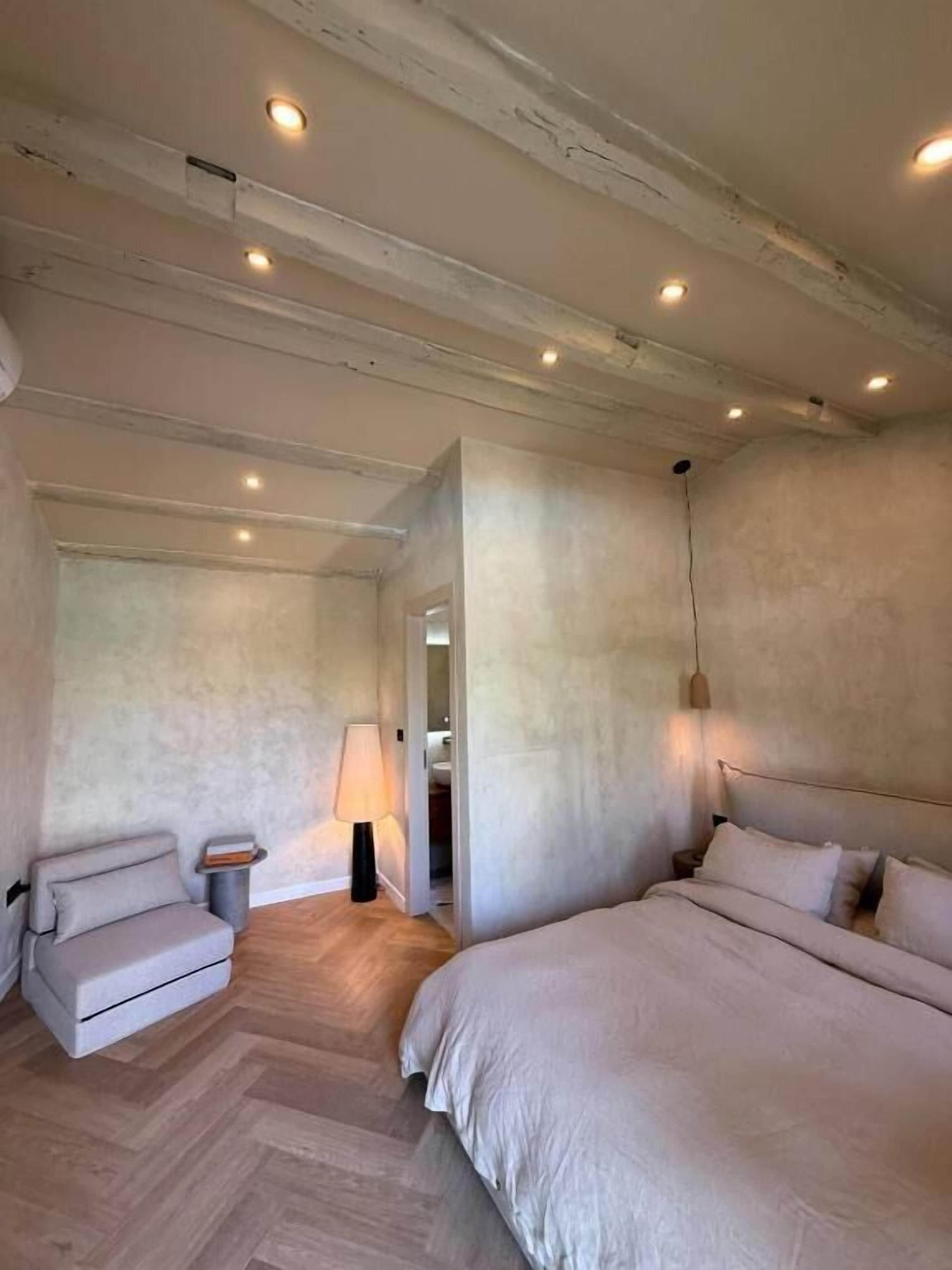 Ropa de cama de alta calidad, minibar y cortinas blackout 