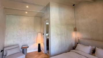 Ropa de cama de alta calidad, minibar y cortinas blackout