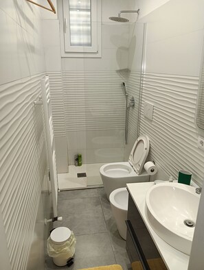 Asciugacapelli, asciugamani, sapone, carta igienica