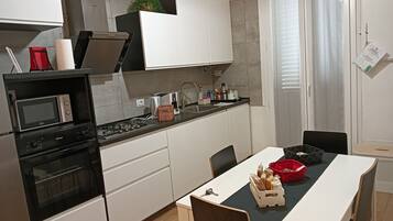 Frigorifero, microonde, forno, piano cottura