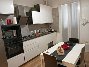 Frigorifero, microonde, forno, piano cottura