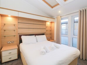 2 bedrooms, individually decorated, individually furnished - Heights View (Windermere)