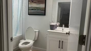 Serviettes fournies, savon, papier toilette