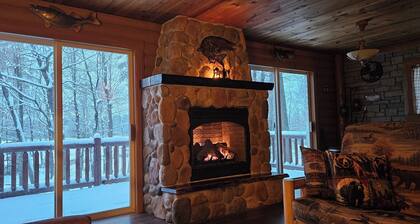 PERFECT LAKEFRONT RUSTIC RETREAT, STUNNING VIEWS AND WILDLIFE on MIRROR LAKE