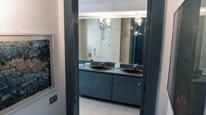 Chambre Quadruple Supérieure, non-fumeur, vue jardin | Salle de bain