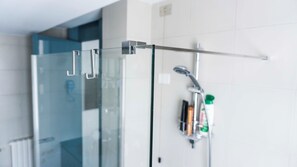 Superior Quadruple Room, Non Smoking, Garden View | Bathroom | Hair dryer, towels, soap, shampoo