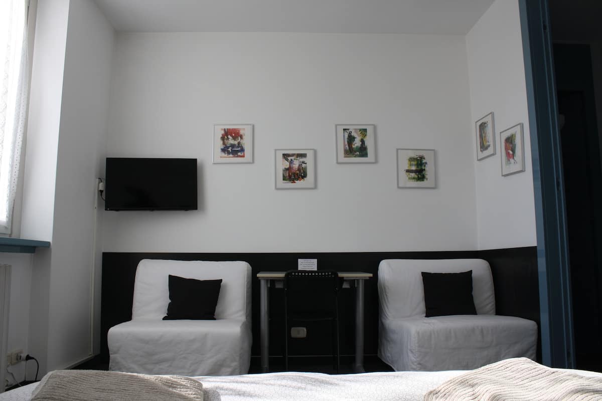 Superior-Vierbettzimmer, Nichtraucher, Gartenblick | Schreibtisch, laptopgeeigneter Arbeitsplatz, kostenloses WLAN