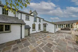 Exterior - Beautiful 8 Bedroom Farmhouse, Indoor Pool & Separate Entertainment Room. (Newport)