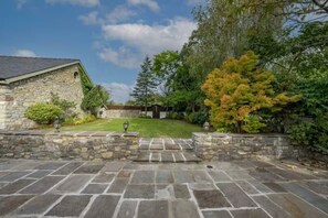 Property grounds - Beautiful 8 Bedroom Farmhouse, Indoor Pool & Separate Entertainment Room. (Newport)