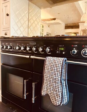 Interior - Beautiful 8 Bedroom Farmhouse, Indoor Pool & Separate Entertainment Room. (Newport)