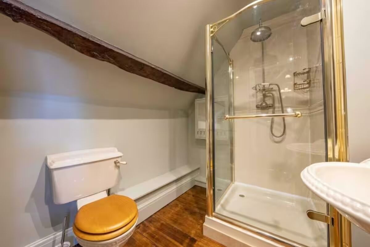 Een douche, zeep, toiletpapier