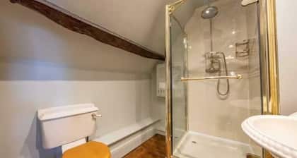 Beautiful 8 Bedroom Farmhouse, Indoor Pool & Separate Entertainment Room.