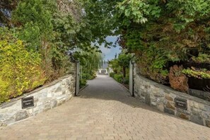 Property grounds - Beautiful 8 Bedroom Farmhouse, Indoor Pool & Separate Entertainment Room. (Newport)