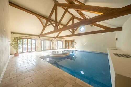 Beautiful 8 Bedroom Farmhouse, Indoor Pool & Separate Entertainment Room.