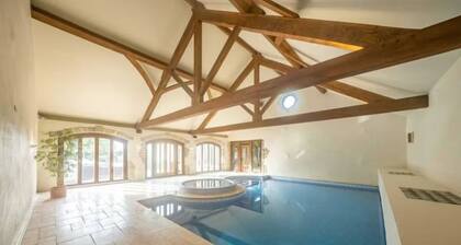 Beautiful 8 Bedroom Farmhouse, Indoor Pool & Separate Entertainment Room.