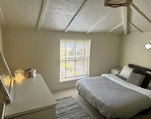 Iron/ironing board, Internet, bed sheets - Beautiful 8 Bedroom Farmhouse, Indoor Pool & Separate Entertainment Room. (Newport)