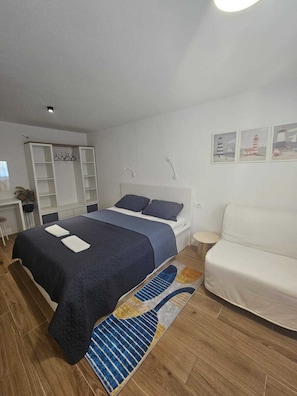 2 bedrooms, iron/ironing board, WiFi, bed sheets - BEACHFRONT 
Large terraces • Sea view • Quiet location • Renovated (Grebaštica)