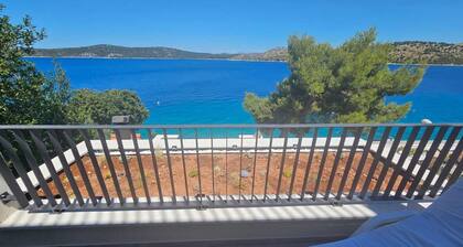 BEACHFRONT
Large terraces • Sea view • Quiet location • Renovated