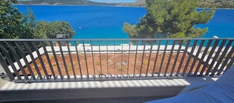 BEACHFRONT
Large terraces • Sea view • Quiet location • Renovated