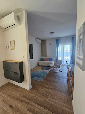 Smart TV - BEACHFRONT 
Large terraces • Sea view • Quiet location • Renovated (Grebaštica)