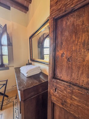 Interior - A romantic home for two. Two Birds, One Room—La Villa ARTE del Lupo (Subbiano)