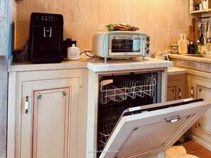 Private kitchen - A romantic home for two. Two Birds, One Room—La Villa ARTE del Lupo (Subbiano)