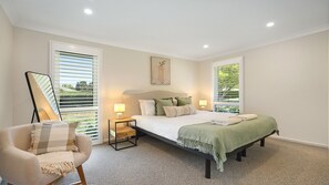 Desk, iron/ironing board, travel cot, WiFi - North Star – flexible home with separate granny flat, multiple living areas, gardens and firepit (Robertson)