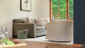 Smart TV, fireplace - Redwood - relaxed one-level Highlands escape with fire, gardens and space (Robertson)