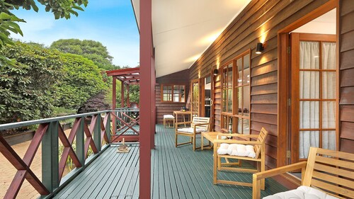 Redwood - relaxed one-level Highlands escape with fire, gardens and space