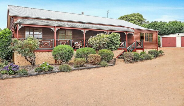 Exterior - Redwood - relaxed one-level Highlands escape with fire, gardens and space (Robertson)
