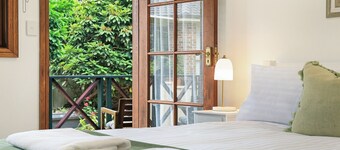 Redwood - relaxed one-level Highlands escape with fire, gardens and space