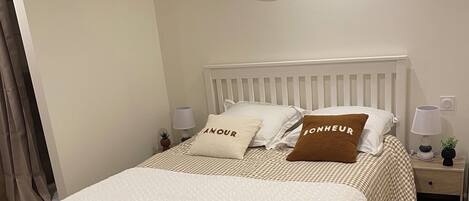 Een strijkplank/strijkijzer, wifi, beddengoed